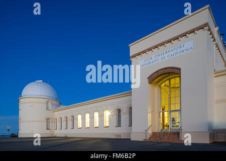 La University of California lick observatory, mostrato durante la notte con ingresso e struttura a cupola in piedi fuori, e alcune camere si accende. Foto Stock