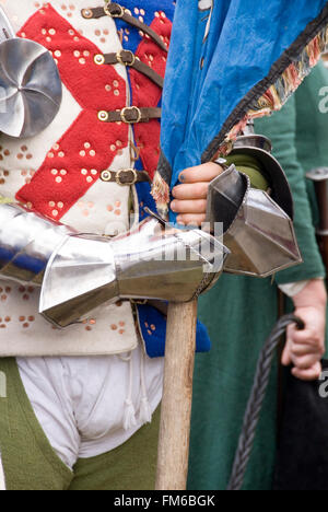 TEWKESBURY, GLOC. Regno Unito-12 LUGLIO: Chiudere fino alle mani di un alfiere del 13 luglio 2014 a Tewkesbury Festival medievale, REGNO UNITO Foto Stock