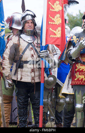 TEWKESBURY, GLOC. Regno Unito-12 LUGLIO: cavalieri in armatura preparare per la battaglia il 13 luglio 2014 a Tewkesbury Festival medievale, REGNO UNITO Foto Stock