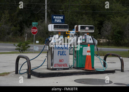 Una coppia di vecchio stile pompe di benzina in una stazione di benzina in Florida, Buddy. Foto Stock