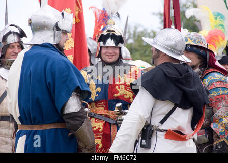 TEWKESBURY, GLOC. Regno Unito-12 LUGLIO: Il re a ridere con i suoi uomini prima della battaglia il 13 luglio 2014 a Tewkesbury Festival medievale, REGNO UNITO Foto Stock