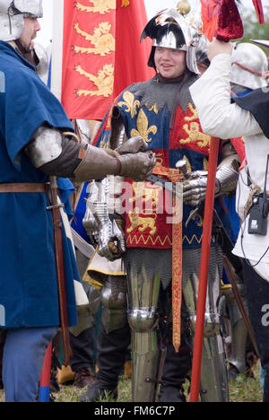 TEWKESBURY, GLOC. Regno Unito-12 LUGLIO: Il re a ridere con i suoi uomini prima della battaglia il 13 luglio 2014 a Tewkesbury Festival medievale, REGNO UNITO Foto Stock