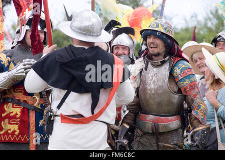 TEWKESBURY, GLOC. Regno Unito-12 LUGLIO: battaglia reenactors ridendo come essi aspettano la battaglia il 13 luglio 2014 a Tewkesbury Festival medievale, U Foto Stock