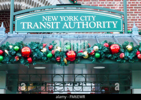 Ingresso cartello che diceva "New York City Transit Authority" con decorazioni di Natale. Foto Stock