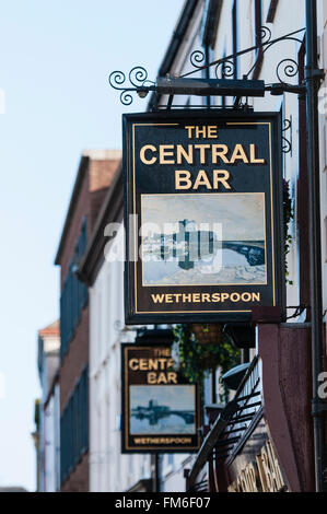 Il Bar centrale, Carrickfergus, uno di oltre 900 Wetherspoon's Bar nel Regno Unito. Foto Stock