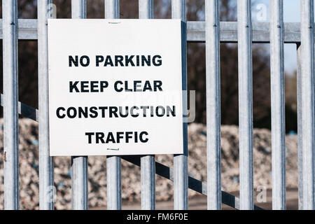 Segno di avvertimento non pubblica a parcheggiare a un gate in quanto è necessario per essere mantenuta libera per la costruzione del traffico. Foto Stock