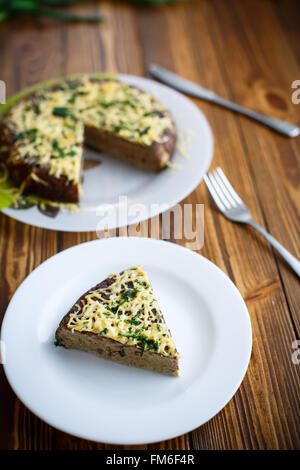 Torta di fegato con formaggio ed erbe aromatiche Foto Stock