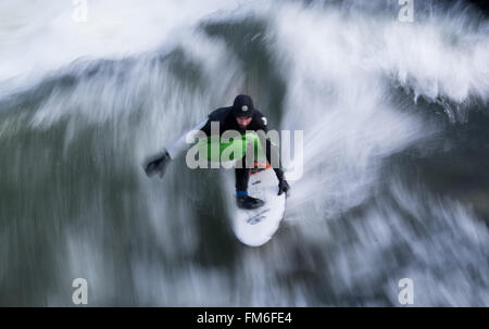 Monaco di Baviera, Germania. Undicesimo Mar, 2016. Un surfista cavalca l'onda stazionaria al Eisbach brook presso il Giardino Inglese di Monaco di Baviera, Germania, 11 marzo 2016. Foto: Sven Hoppe/dpa/Alamy Live News Foto Stock