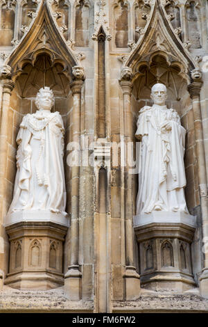 La Cattedrale di Canterbury, nel Kent, statue della Regina Elisabetta II e del Principe Filippo Foto Stock