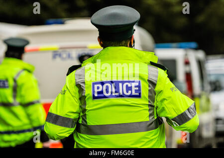 La polizia indossando ad alta visibilità giacche sul dazio. Foto Stock