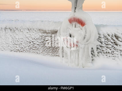 Congelati salvagente con ghiaccioli in un porto ho l'inverno da un mare ghiacciato. Roslagen, Uppland, Svezia e Scandinavia Foto Stock