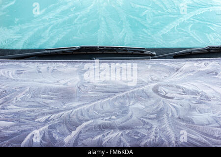 I cristalli di ghiaccio in intricati dettagli sul parabrezza dell'auto. Brecon Beacons, Febbraio Foto Stock