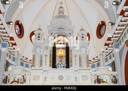 El Cobre, Cuba - 14 gennaio 2016: interni di El Cobre chiesa e santuario 13km da Santiago de Cuba, Cuba Foto Stock