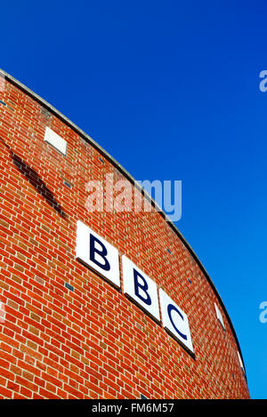 Il logo della BBC presso il Forum nel centro della città a Norwich, Norfolk, Inghilterra, Regno Unito. Foto Stock