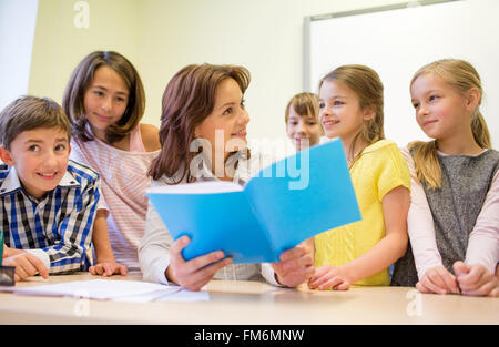 Un gruppo di ragazzi in età scolare con insegnante in classe Foto Stock