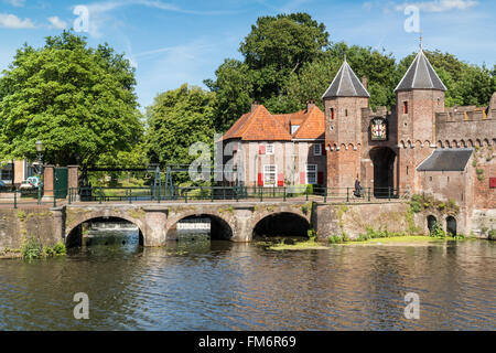 Fortezza medievale cinta muraria Koppelpoort gate e il fiume Eem nella città di Amersfoort, Paesi Bassi Foto Stock