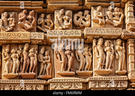 Sculture su Adinath tempio Jain, Khajuraho Foto Stock