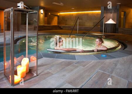 L'Italia, Valle d'Aosta, Courmayeur, l'Hotel delle Terme di Pre Saint Didier, Donne nella jacuzzi Foto Stock