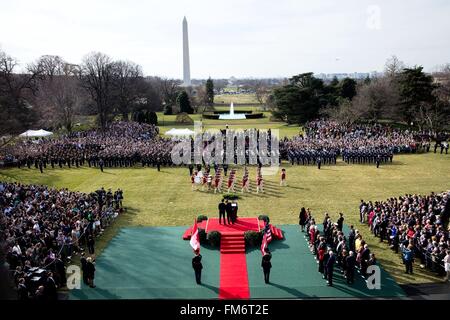 Stati Uniti Il presidente Barack Obama e il primo ministro canadese Justin Trudeau visualizza l'esercito vecchia guardia Fife e Drum Corps sfilano durante lo stato cerimonia di arrivo sul prato Sud della Casa Bianca Marzo 10, 2016 a Washington, DC. Questa è la prima visita di stato di un Il Primo Ministro canadese in 20 anni. Foto Stock