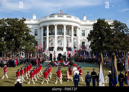 Stati Uniti Il presidente Barack Obama e il primo ministro canadese Justin Trudeau visualizza l'esercito vecchia guardia Fife e Drum Corps parade durante lo stato cerimonia di arrivo sul prato Sud della Casa Bianca Marzo 10, 2016 a Washington, DC. Questa è la prima visita di stato di un Il Primo Ministro canadese in 20 anni. Foto Stock