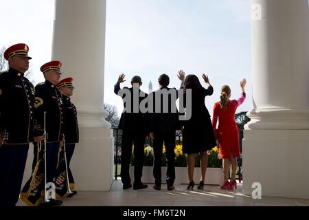 Stati Uniti Il presidente Barack Obama, il primo ministro canadese Justin Trudeau, First Lady Michelle Obama e Sophie Gregoire Trudeau onda da camera blu balcone seguente stato cerimonia di benvenuto alla Casa Bianca Marzo 10, 2016 a Washington, DC. Questa è la prima visita di stato di un Il Primo Ministro canadese in 20 anni. Foto Stock