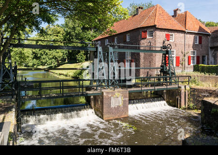 Fortezza medievale cinta muraria Koppelpoort gate e il fiume Eem nella città di Amersfoort, Paesi Bassi Foto Stock