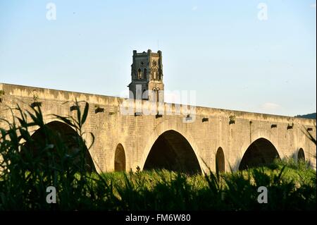 Francia, Gard, Pont Saint Esprit, ponte medievale costruito nel 1309 e ST SATURNIN Chiesa Foto Stock