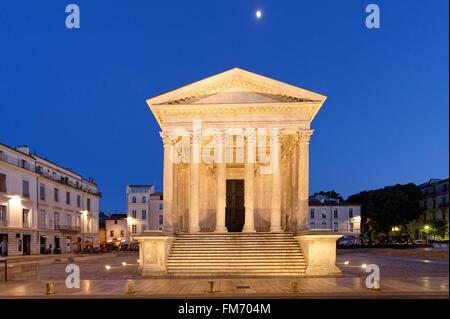 Francia, Gard, Nimes, Maison Carree, antico tempio romano del I secolo A.C. e il museo di arte contemporanea Foto Stock