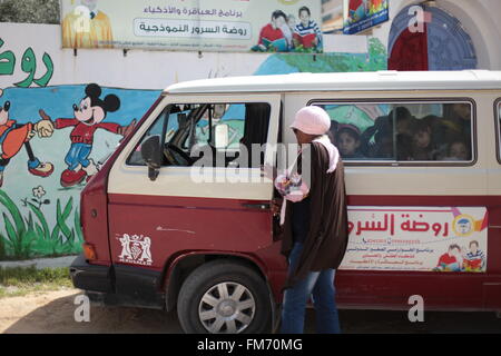 (160311) -- GAZA, Marzo 11, 2016 (Xinhua) -- Salwa Sorour si prepara a ricevere il suo mini-van di Gaza City il 9 marzo 2016. Il 40-anno-vecchio Salwa Sorour è l'unica donna che aziona un asilo nido mini-van per il trasporto di bambini nella Striscia di Gaza. L'Ufficio statistico centrale palestinese (PCB) rilasciato martedì statistiche sulla Giornata internazionale della donna, che mostra la partecipazione delle donne nella forza lavoro solo un quarto rispetto agli uomini. Nel frattempo, il rapporto ufficiale ha mostrato un divario tra i sessi in termini di retribuzioni, dove le donne fanno retribuzione giornaliera di circa 21 dollari USA rispetto alla retribuzione giornaliera di 27,5 dollari degli Stati Uniti di uomini. (Xinhua/E Foto Stock