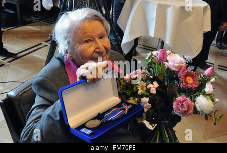 Mnichov, Germania. Undicesimo Mar, 2016. Primo ministro ceco Bohuslav Sobotka honores Olga Sipplova (nella foto), socialdemocratica, con Karel Kramar medaglia, a Monaco di Baviera, Germania, 11 marzo 2016. © Jakub Strihavka/CTK foto/Alamy Live News Foto Stock