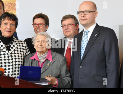 Mnichov, Germania. Undicesimo Mar, 2016. Primo ministro ceco Bohuslav Sobotka (a destra), honores Olga Sipplova, Sociale Democratico (center), con Karel Kramar medaglia, a Monaco di Baviera, Germania, 11 marzo 2016. © Jakub Strihavka/CTK foto/Alamy Live News Foto Stock