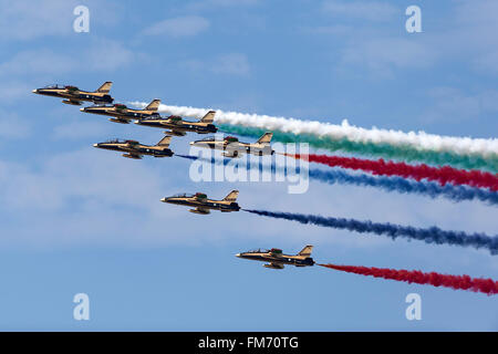 Al Fursan, il team acrobatico della United Arab Emirates Air Force eseguire nel loro Aermacchi MB-339NAT jet aerei trainer Foto Stock