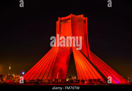 Vista notturna della torre Azadi di Teheran Foto Stock