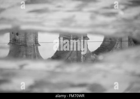 Il Colosseo si riflette in una pozzanghera, Roma, Italia Foto Stock