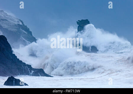 Tempesta di onde che si infrangono su un Searrach e Bull di testa, penisola di Dingle, nella contea di Kerry, Irlanda. Foto Stock