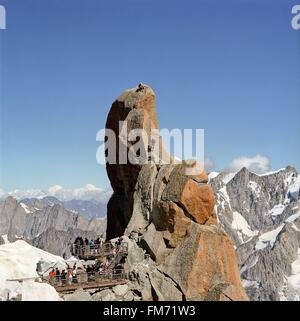 Francia, Haute Savoie, Chamonix, Aiguille du Midi (3842 m), gli alpinisti sul punto Rébuffat Foto Stock