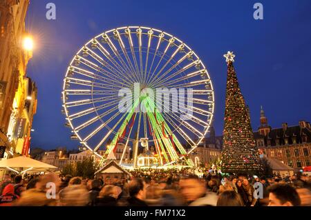 Francia, Nord, Lille, Place du General de Gaulle o Grand Place, la grande ruota impostato per Natale e accese di notte Foto Stock