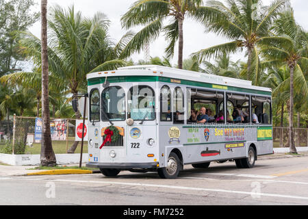 Hop on Hop off Gita turistica della città di carrello su strada bianca, Key West, Florida Keys, STATI UNITI D'AMERICA Foto Stock