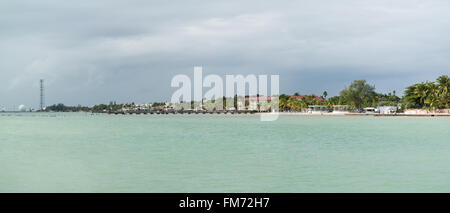 Costa Sud di Key West con il bosone di Higgs Spiaggia dalla strada bianca la pesca del molo, Florida Keys, STATI UNITI D'AMERICA Foto Stock