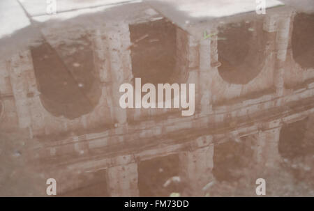 Il Colosseo si riflette in una pozzanghera, Roma, Italia Foto Stock