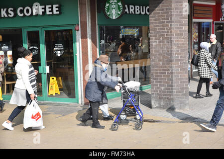 Stratford, Londra, Regno Unito. Undicesimo Marzo 2016. London borough Newham ha 4a più alto livello di debito del Regno Unito. © Matthew Chattle/Alamy Live Foto Stock