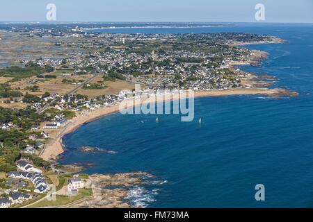 Francia, Loire Atlantique, Batz sur Mer, Valentin Beach, il villaggio e la costa rocciosa (vista aerea) Foto Stock