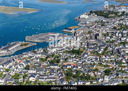 Francia, Loire Atlantique, Le Croisic, il villaggio e il porto (vista aerea) Foto Stock
