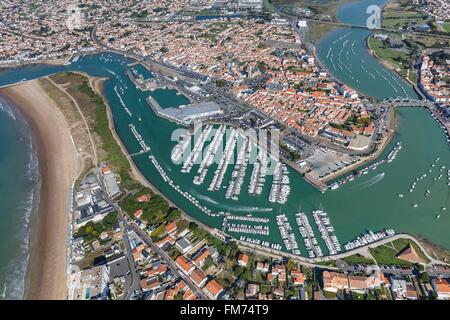 Francia, Vendee, Saint Gilles Croix de Vie, la marina e il porto di pesca sul fiume Vie (vista aerea) Foto Stock