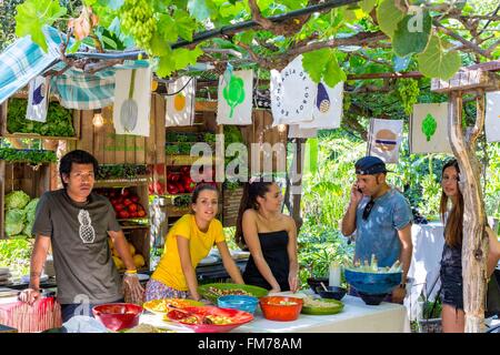 In Spagna, in Catalogna, Barcellona Poblenou, Palo Alto Mercato Mercato outdoor mensile, ristorante sotto un pergolato Foto Stock