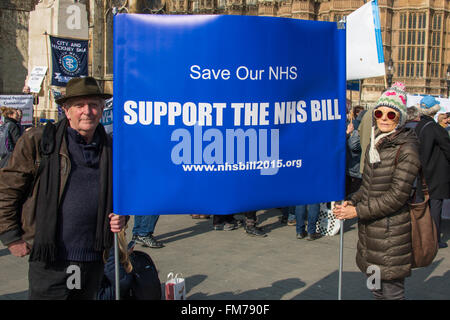 Londra, Regno Unito. 11 mar 2016. Gli attivisti rally per sostenere la reintegrazione di NHS Bill, attualmente avente la seconda lettura alla House of Commons, essa cerca di fermare la privatizzazione in corso del NHS e a proteggere da eventuali offerte TTIP. David Rowe/Alamy Live News Foto Stock