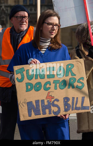 Londra, Regno Unito. 11 mar 2016. Gli attivisti rally per sostenere la reintegrazione di NHS Bill, attualmente avente la seconda lettura alla House of Commons, essa cerca di fermare la privatizzazione in corso del NHS e a proteggere da eventuali offerte TTIP. David Rowe/Alamy Live News Foto Stock