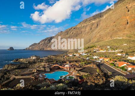 Spagna Isole Canarie El Hierro Island dichiarata Riserva della Biosfera dall'UNESCO, Las Puntas, Cascadas del Mar parco acquatico e Roques de Salmor in background Foto Stock