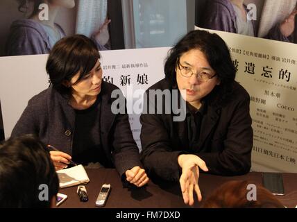 Il Taipei Taiwan. Undicesimo Mar, 2016. Direttore giapponese Shunji Iwai (R) riceve le interviste nel corso di una conferenza stampa per il suo nuovo film 'una sposa per Rip Van Winkle' a Taipei, a sud-est della Cina di Taiwan, 11 marzo 2016. Il filmato, ispirato dal terremoto che si svolgono in Giappone il 11 marzo 2011, ha preso Shunji Iwai di quattro anni e mezzo di finitura. Essa ha colpito lo schermo di Taiwan il venerdì. Credito: Wang Yunjia/Xinhua/Alamy Live News Foto Stock