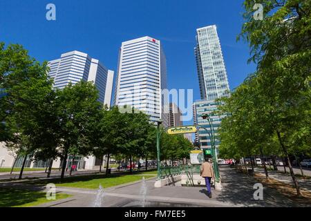 Canada, Provincia di Quebec, Montreal, il quartiere internazionale, Victoria Square, stile Liberty ingresso della metropolitana da Guimard , campana, la Banca nazionale e Altoria Aimia edifici del quartiere finanziario Foto Stock